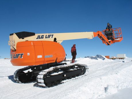 JLG  660SJC - телескопический подъемник повышенной проходимости